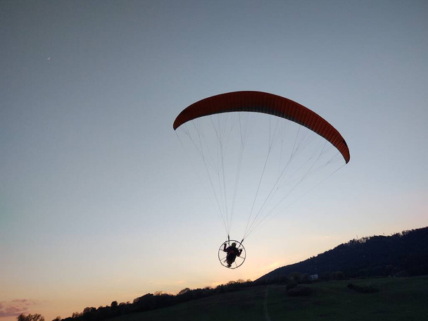 Парапланерист, летящий в небе. Дневной выстрел
 - Фото, изображение