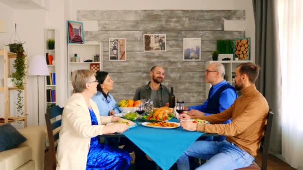 Piękna wielopokoleniowa rodzina je obiad - Materiał filmowy, wideo