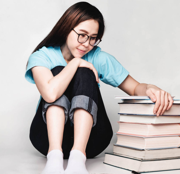 Beautiful asian female students during the exam Stay home and stressful and lazy reading books - Foto, Bild