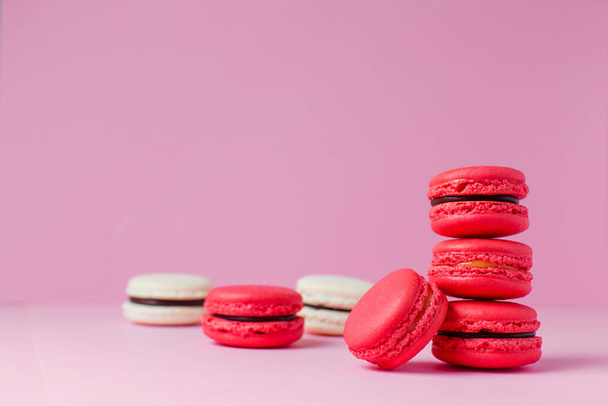 Beautiful colourful desserts. french macaroons on a pink background - Foto, imagen