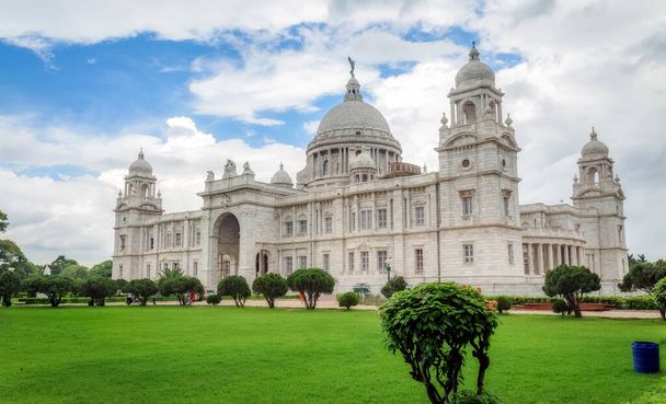 Victoria Memorial - Fehér márvány építészeti emlékmű és múzeum épült Viktória királynő emlékére Kalkuttában, Indiában.  - Fotó, kép