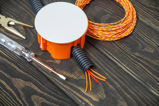 Kit-Ersatzteile und Werkzeug für elektrische Vorbereitung vor der Reparatur auf dunklen Holzbrettern - Foto, Bild