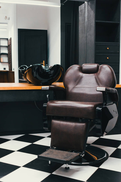 Cadeira de barbeiro vintage elegante na loja de barbeiro. Tema de barbearia
 - Foto, Imagem