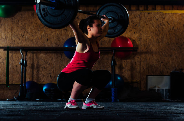Sterke vrouw heeft sportschool workout routine - Foto, afbeelding