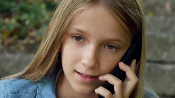 Child Talking on Smartphone, Kid Using Smart Phone, Teenager Girl Playing Outdoor in Park - Materiał filmowy, wideo