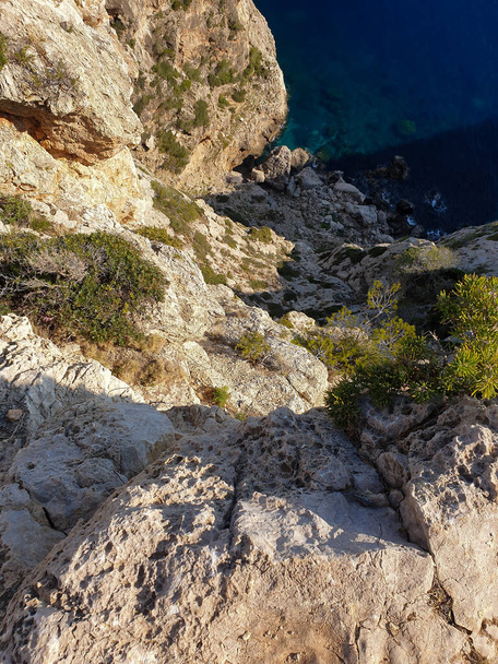 Rocas hermosa playa turquesa agua de mar, Camp de Mar, isla de Mallorca, España. - Foto, Imagen