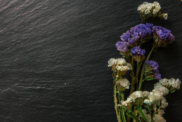 Szárított virágok gabonafélék sötét háttérrel, szöveges szöveggel - Fotó, kép