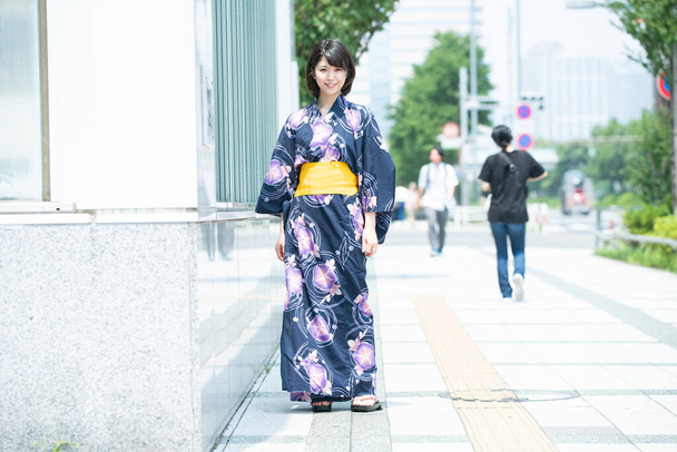 Asijské (japonské) žena jít do města s yukata (japonský tradiční kostým) - Fotografie, Obrázek