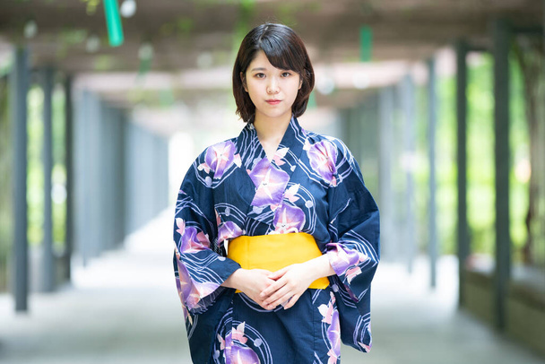 Asyalı (Japon) kadın şehre yukata giyerek gidiyor (Japon geleneksel kostümü)) - Fotoğraf, Görsel