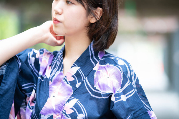 Ázsiai (japán) nő megy a városba visel yukata (japán hagyományos jelmez) - Fotó, kép
