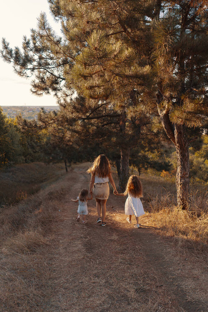 Šťastná matka si hraje se svými dcerami - Fotografie, Obrázek