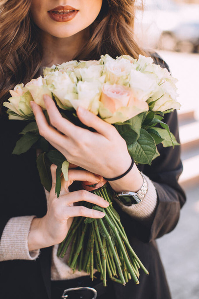 woman with bouquet of the pink roses - Foto, Imagem