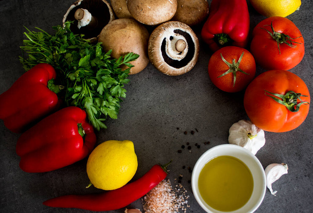 Friss zöldségek a sötétszürke asztalon. Egészséges étkezési koncepció. Összetevők top view fotó. Fénymásolási hely  - Fotó, kép