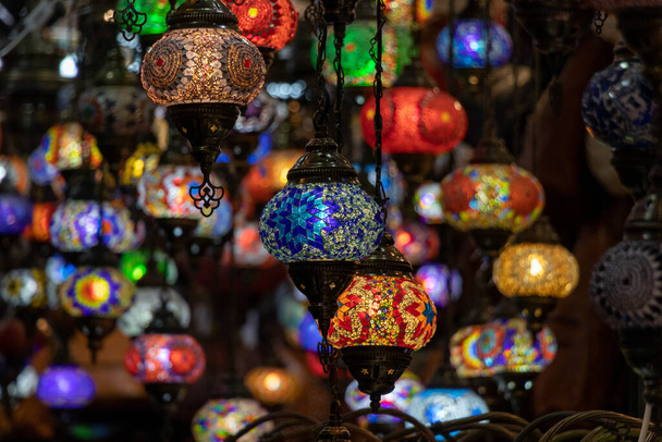focus op een Kleurrijke kalkoen mozaïek glazen lampen op de markt in palma, met een ondiepe scherptediepte, mallorca, spanje - Foto, afbeelding