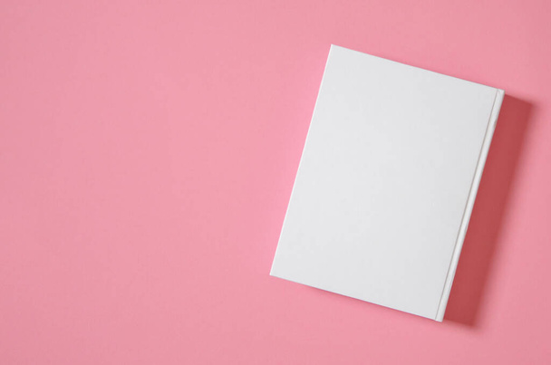 Beyaz desenli kağıt arkaplanda kapalı kare kitabın bir kopyası. Parlak arkaplanda boş kare kapak şablonu - Fotoğraf, Görsel