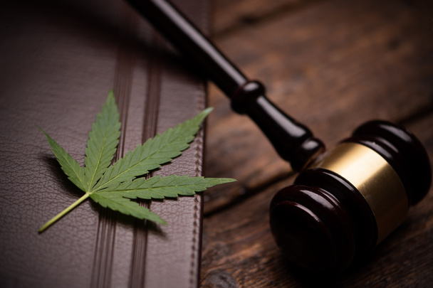 Feuille de cannabis et gavel juge sur table boisée close up
 - Photo, image