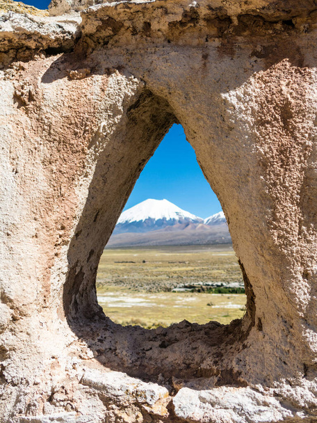 el pueblo y volcan Sajama. El pequeño pueblo andino de Sajama, Altiplano boliviano. Su principal actividad económica es el pastoreo de llamas y el turismo de montaña. América del Sur
 - Foto, imagen