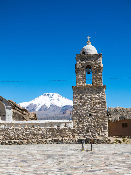 Sajama kis andoki városa, Sajama vulkánnal a háttérben. Bolíviai Altiplano. Fő gazdasági tevékenysége a láma legeltetés és a hegyi turizmus. Dél-Amerika - Fotó, kép