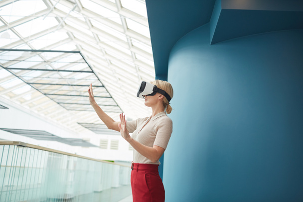 Businesswoman in virtual reality - Фото, зображення