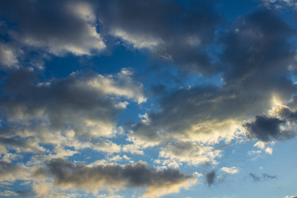 Δραματικός γαλάζιος ουρανός με όμορφα σύννεφα.  - Φωτογραφία, εικόνα