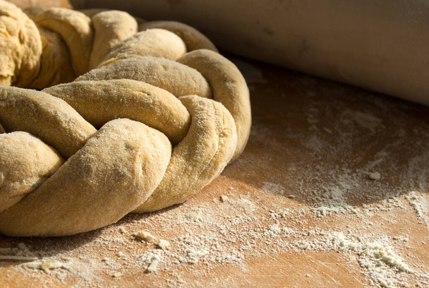 Tahta masada çiğ tebeşir ekmeği. İsrail 'in otantik yemekleri.  - Fotoğraf, Görsel