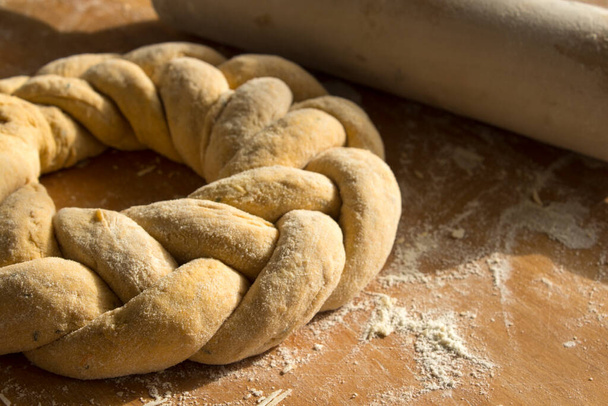 Tahta masada çiğ tebeşir ekmeği. İsrail 'in otantik yemekleri.  - Fotoğraf, Görsel