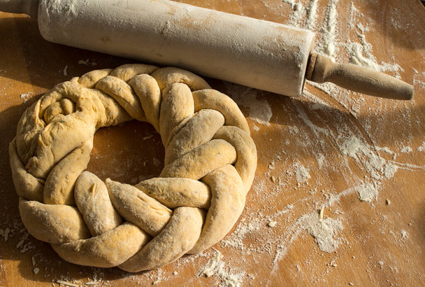 Surowy chleb chałki na drewnianym stole. Izraelska autentyczna żywność.  - Zdjęcie, obraz
