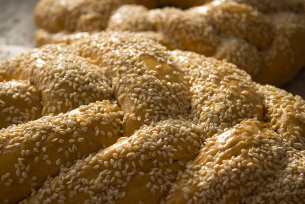 Rohes Challah-Brot auf Backpapier Hintergrund. Authentisches israelisches Essen.  - Foto, Bild