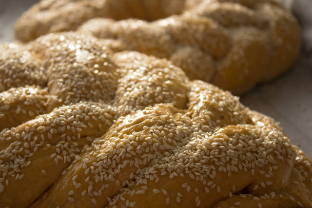 Raaka challenge leipää leivinpaperilla tausta. Israelin aitoja elintarvikkeita
.  - Valokuva, kuva