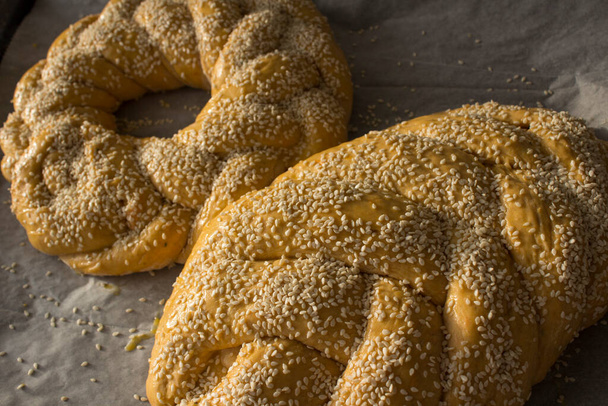 Pişirme kağıdının üzerine çiğ Challah ekmeği. İsrail 'in otantik yemekleri.  - Fotoğraf, Görsel
