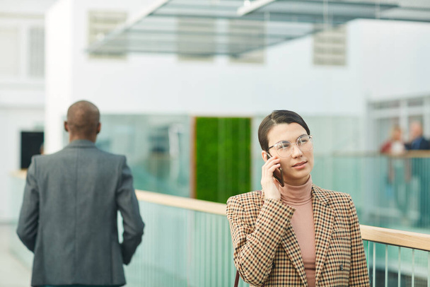 Mujer de negocios hablando por teléfono - Foto, Imagen