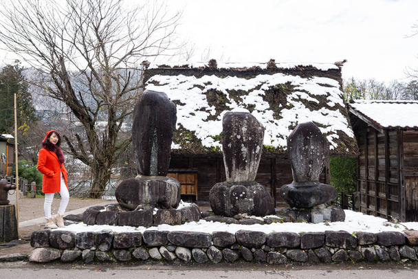 Gokayama, Japon-07déc.2019 : Le village de Shirakawa a été inscrit au patrimoine mondial de l'UNESCO en 1995. Portrait Tir dans le plus bel endroit populaire. - Photo, image