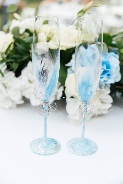 decoración de la boda, copas de vino y floristería, ceremonias de visita, detalles, anillos
 - Foto, imagen