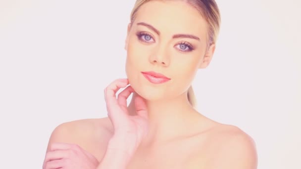 Beauty portrait of a woman with bare shoulders - Footage, Video