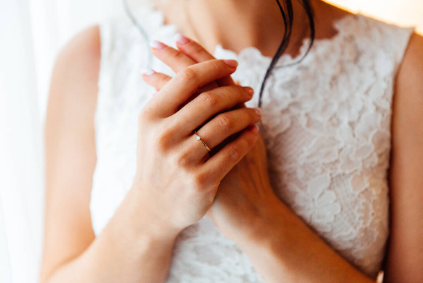 ruce se snubními prsteny na nevěstu, detaily - Fotografie, Obrázek