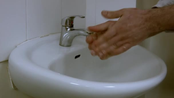 Γιατρός πλένει τα χέρια του με σωστό τρόπο, κοντινό πλάνο - Πλάνα, βίντεο
