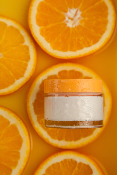 Pot cosmétique avec énergie naturelle vitamine soin de la peau. Crème cosmétique sur fond orange et espace de copie
. - Photo, image
