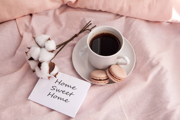 koffie met macarons op bed  - Foto, afbeelding