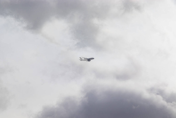 Bulutlu gökyüzünde uçak - Yolcu uçağı, Londra, İngiltere - Fotoğraf, Görsel