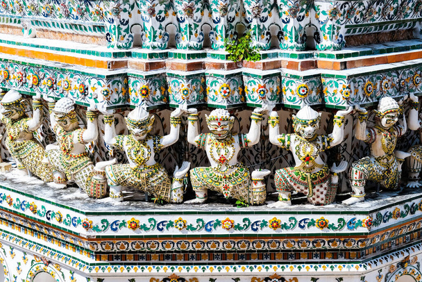 Zona lateral alrededor de la pagoda principal, Phra Arang wat Arun, templo de Arun, Bangkok, Tailandia
. - Foto, imagen