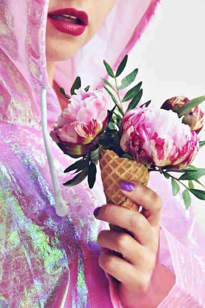 美しい花花束でアイスクリームコーンで女性の手 - 写真・画像