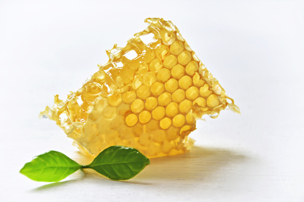 rayons de miel avec des feuilles de menthe isolées sur fond blanc
 - Photo, image