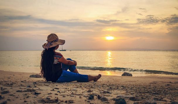 女性観光客は、アンダマン島ニール島の夕日の景色を楽しむインド. - 写真・画像