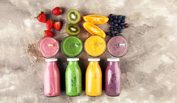 Variazione del frullato. Un concetto di stile di vita sano. diverse bottiglie con succhi di frutta e frutti di bosco frullati e frullati
 - Foto, immagini