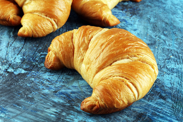 croissants recém-assados em tábua rústica, conceito de pequeno-almoço padaria
 - Foto, Imagem