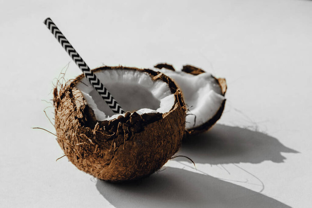 kokosová voda se slámou. osvěžující koktejl. palmový ořech - Fotografie, Obrázek