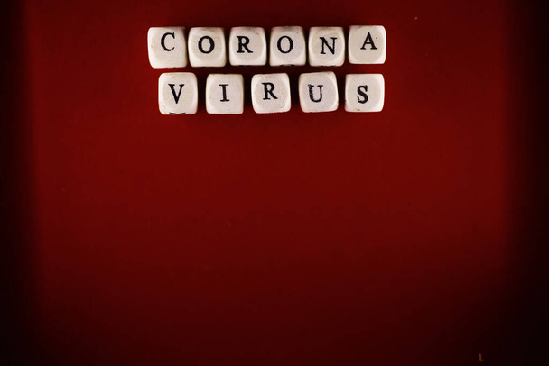 Kleine letters blokjes de inscriptie "virus". Op donkere achtergrond coronavirus. Directeur van het virus en het coronavirus. Wereldwijde pandemische achtergrond. - Foto, afbeelding