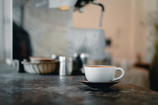 taza de café blanco en la mesa de cemento en la cocina
 - Foto, Imagen
