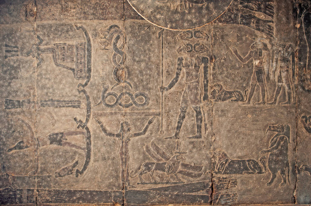 Esculturas hieroglíficas egípcias em uma parede no Templo de Khnum em Esna
 - Foto, Imagem