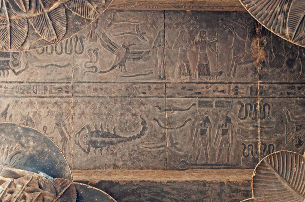 Tallados jeroglíficos egipcios en una pared en el Templo de Khnum en Esna
 - Foto, imagen